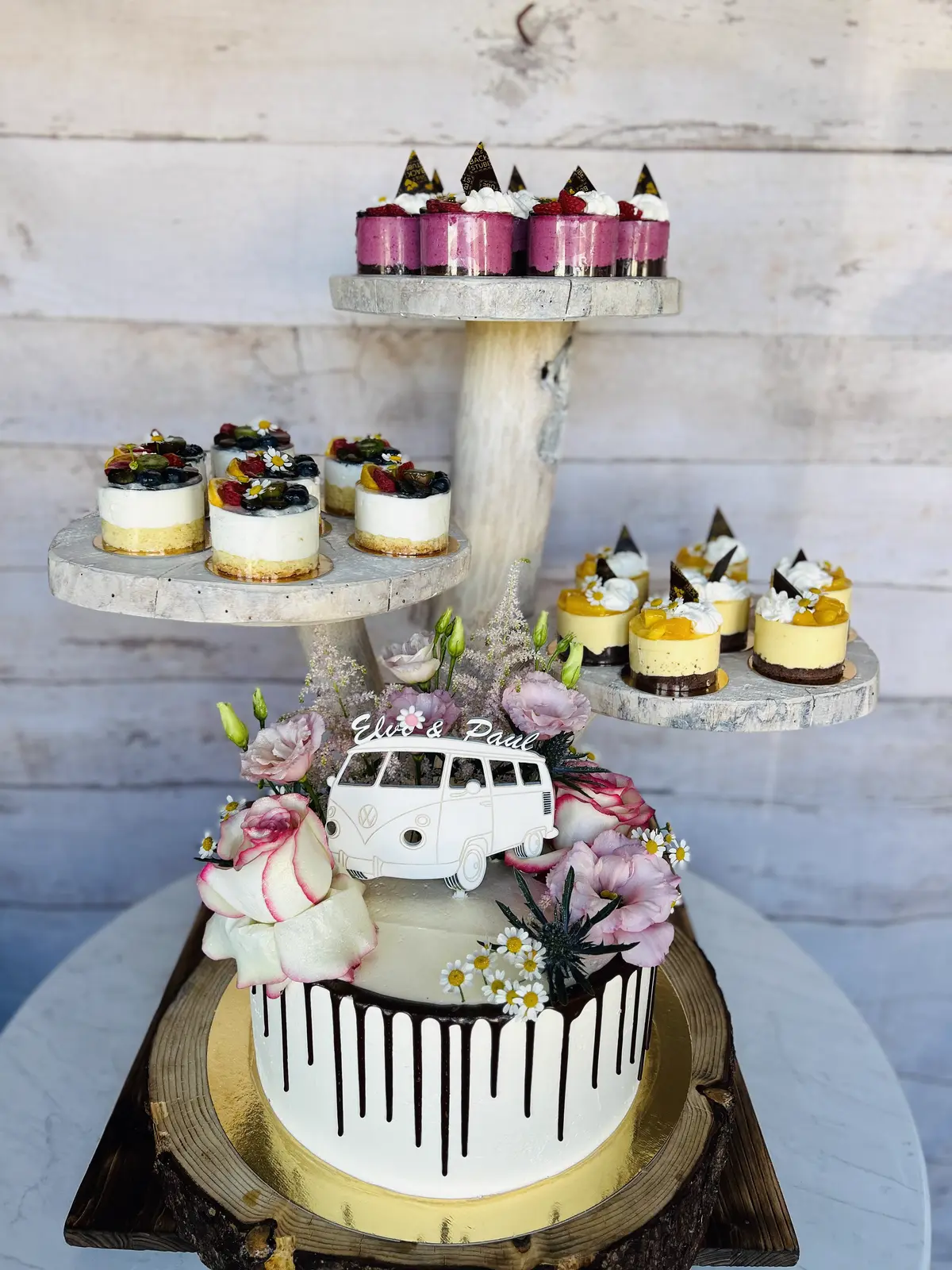 Klassische weiße Hochzeitstorte mit zartem Dekor