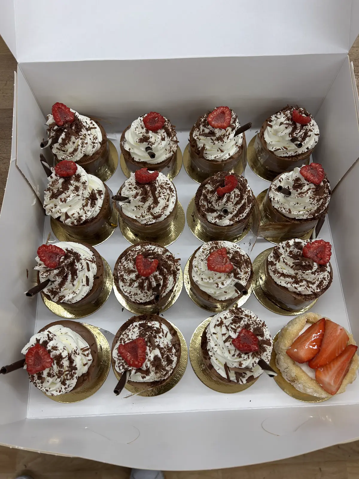 Schwarzwälder-Törtchen mit Sahne und Erdbeeren in der Geschenkbox