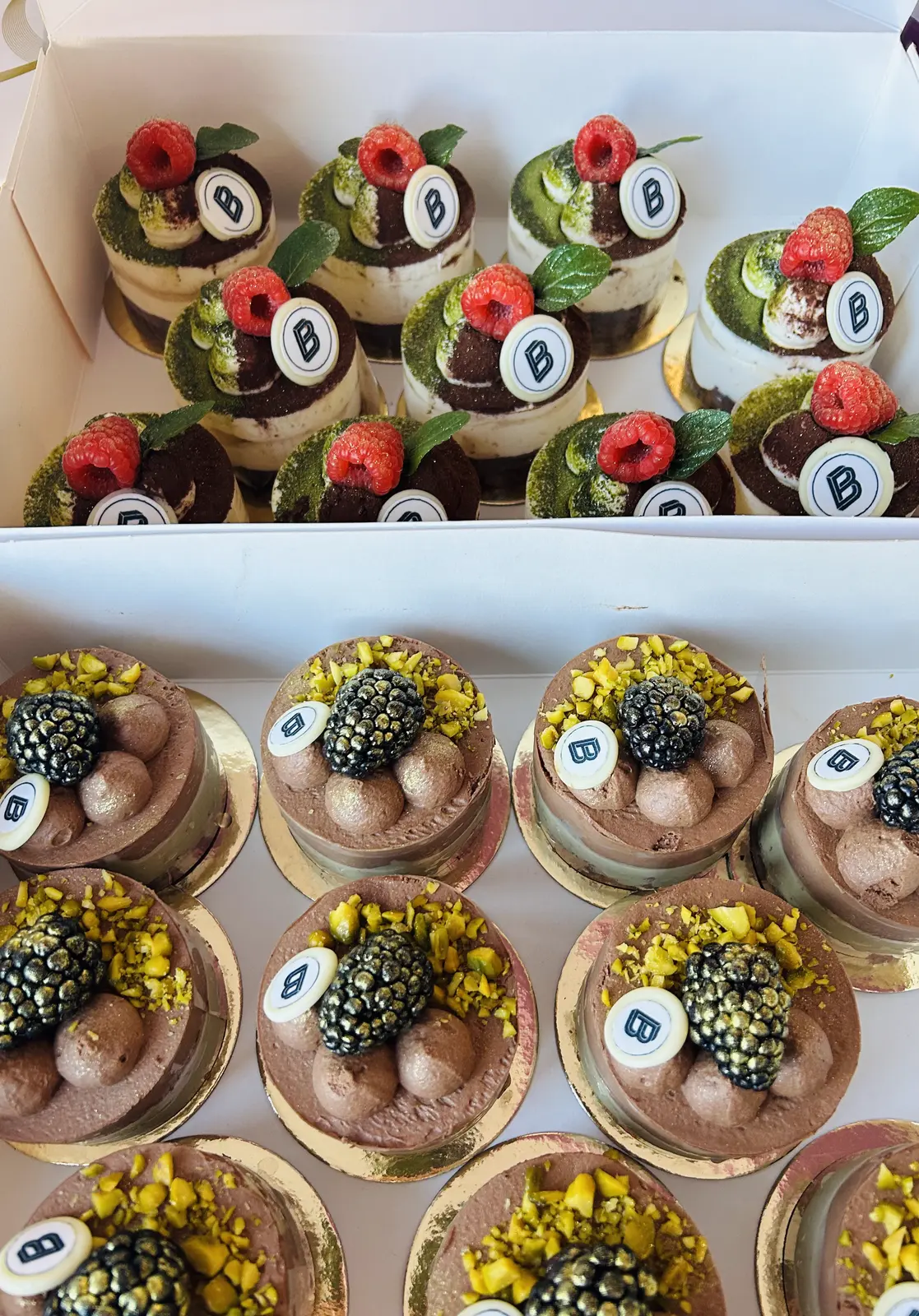 Matcha-Himbeer- und Schokoladen-Brombeer-Törtchen mit Backstuben-Logo