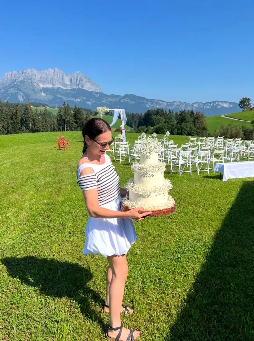 Silvia mit einer Hochzeitstorte vor dem Wilden Kaiser in Tirol
