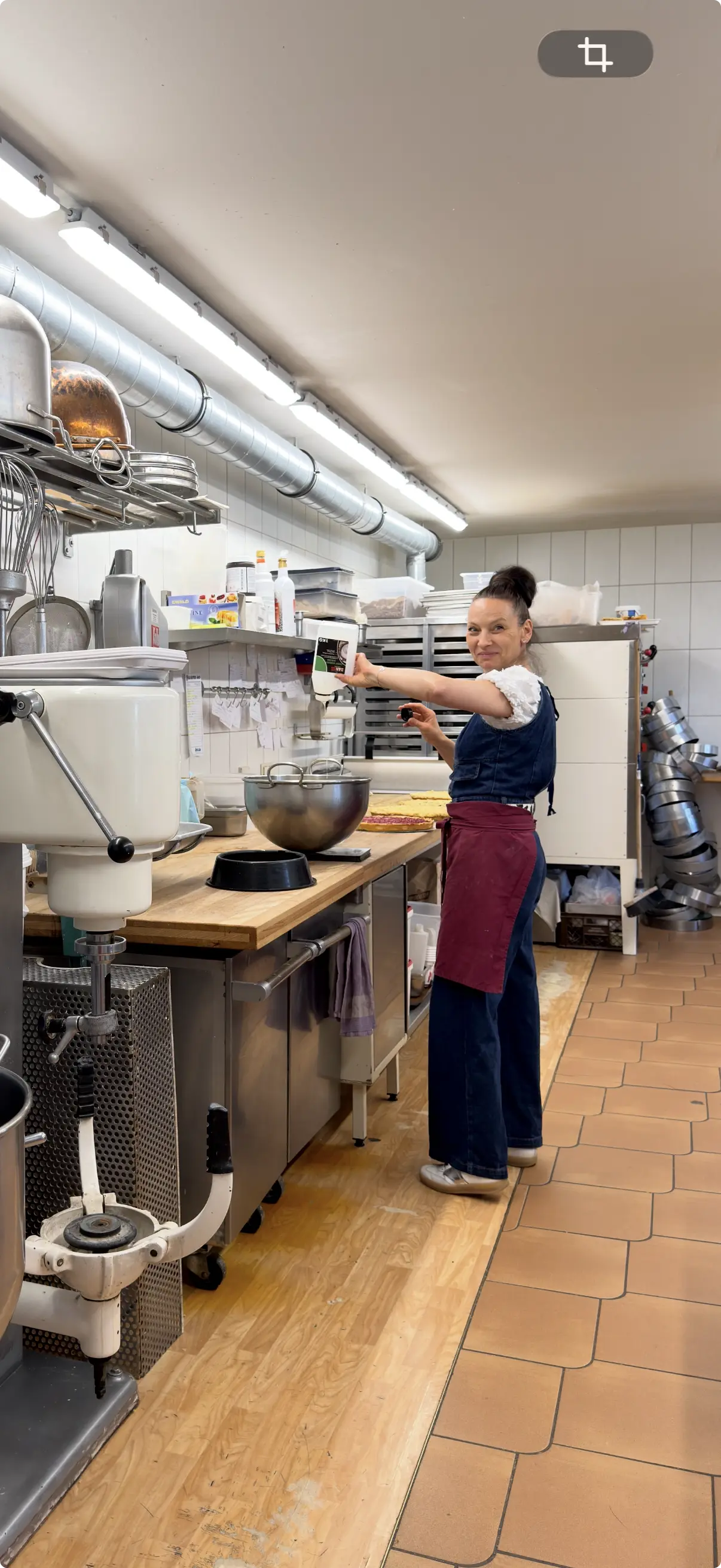 Silvia bei der Arbeit in ihrer Backstube in Oberndorf in Tirol