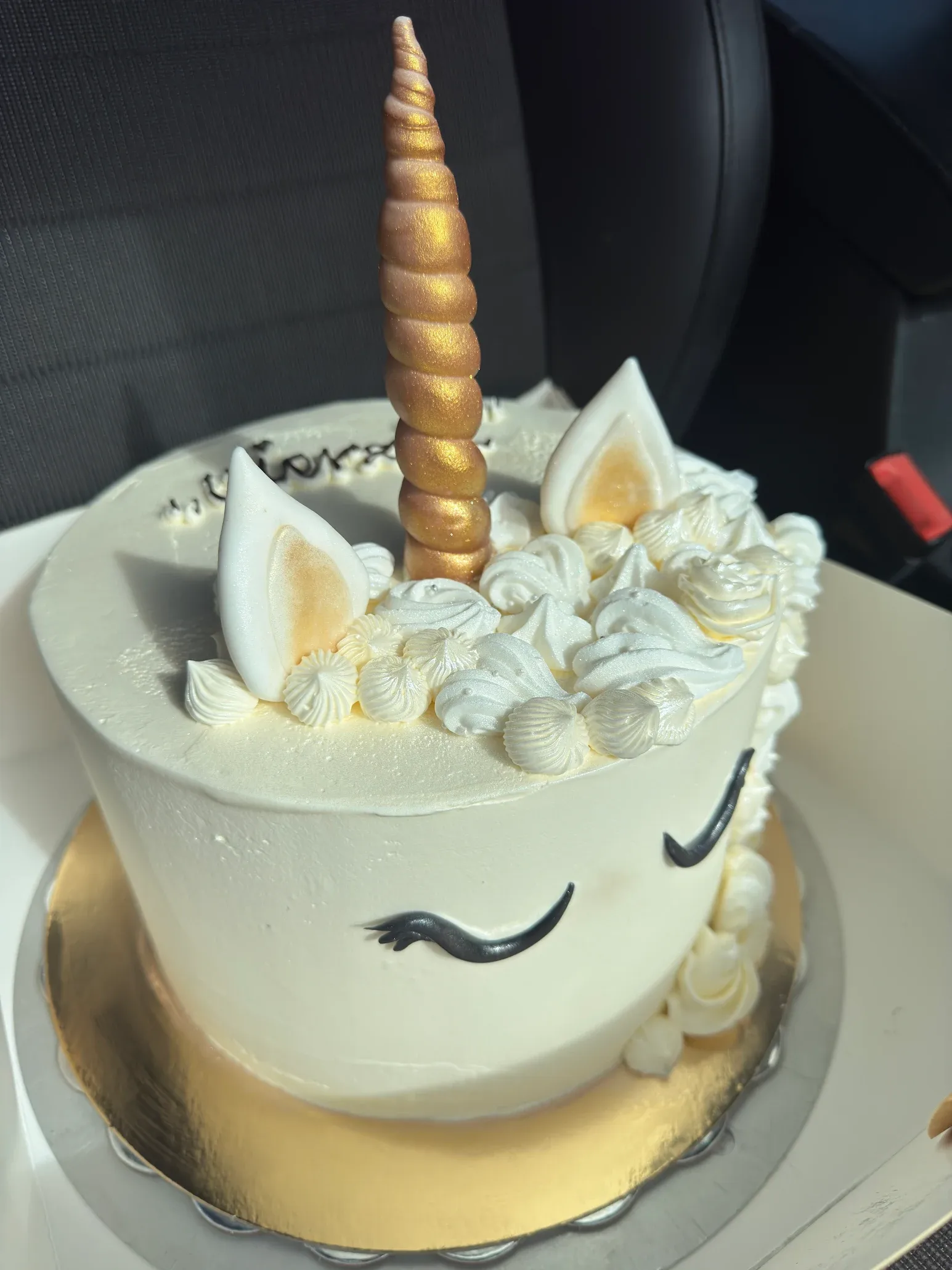 Einhorntorte mit goldenen Details von Silvias Backstube