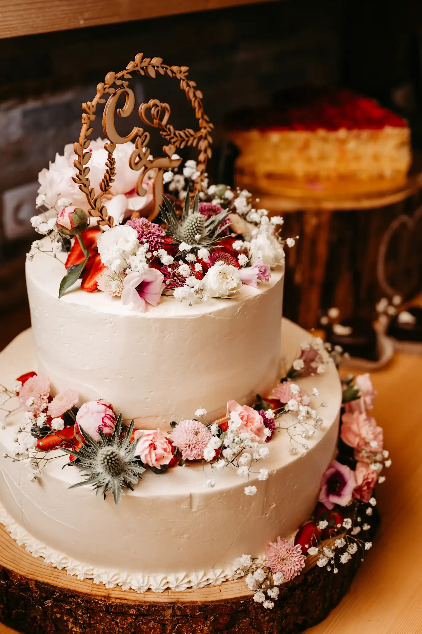 Zweistöckige Hochzeitstorte mit frischen Blumen von Silvias Backstube