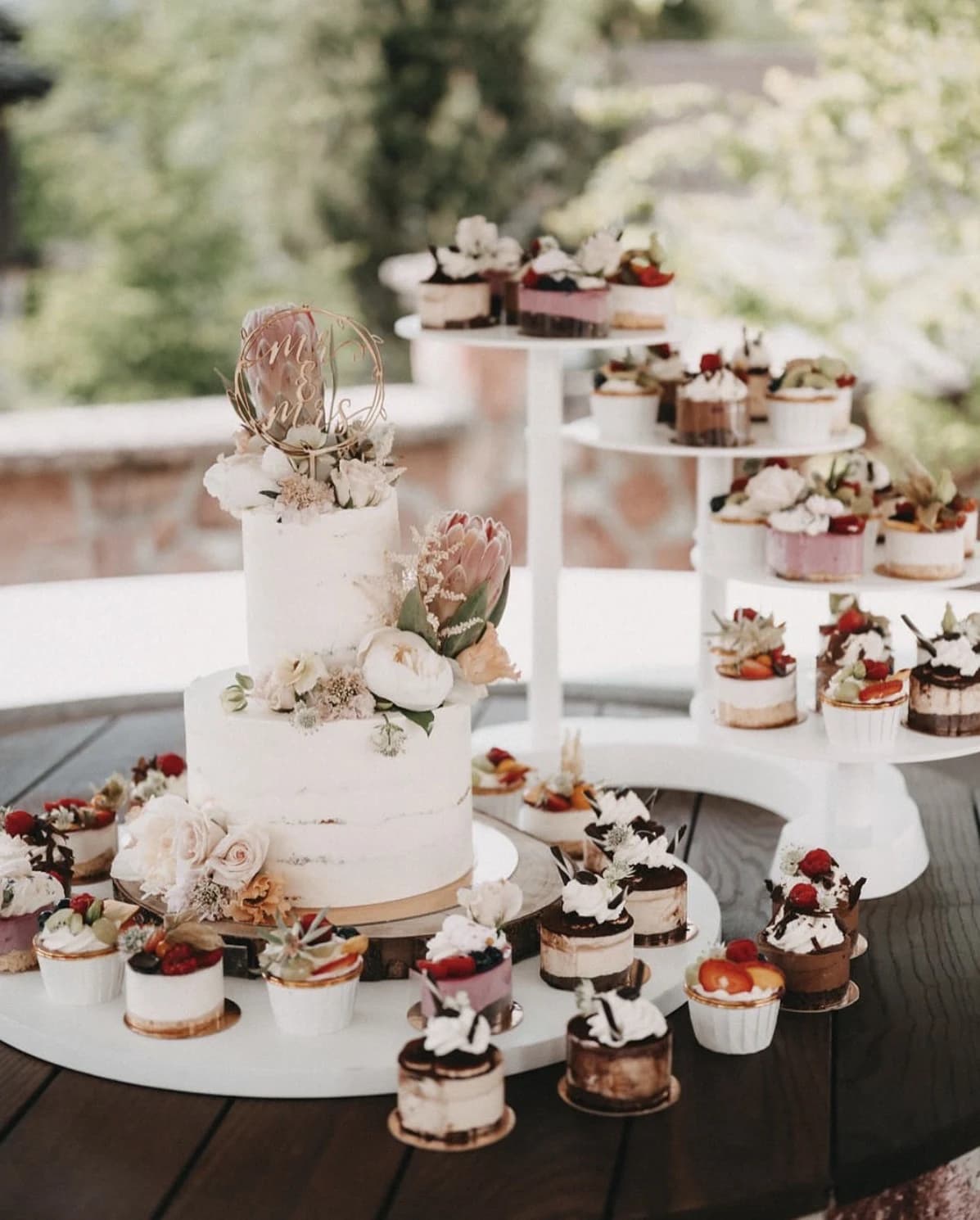 Hochzeits-Dessertbuffet mit Torte und Törtchen von Silvias Backstube
